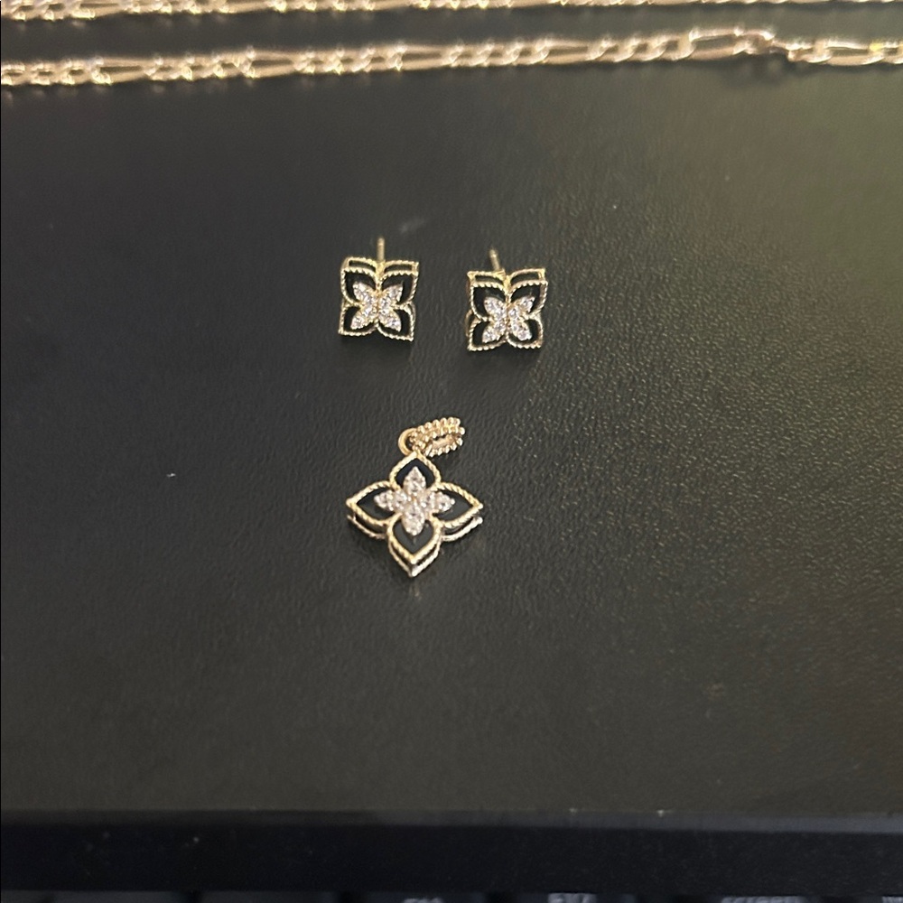 SOLD.  18K Gold Floral Motif Set with Zirconia Stones ✨